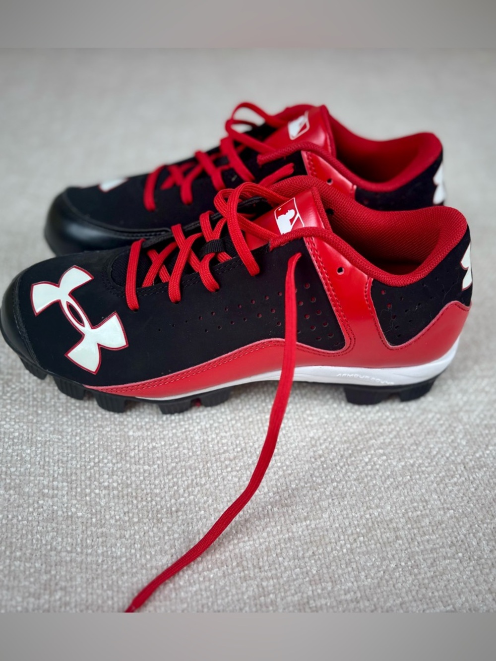 NEW Under Armour Kids Black & Red Cleats Sz 5Y
